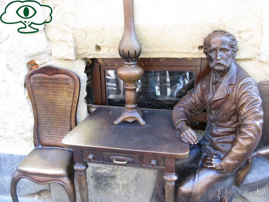 Kopalnie Ropy naftowej w Bieszczadach- Ignacy Łukasiewicz -pomnik we Lwowie